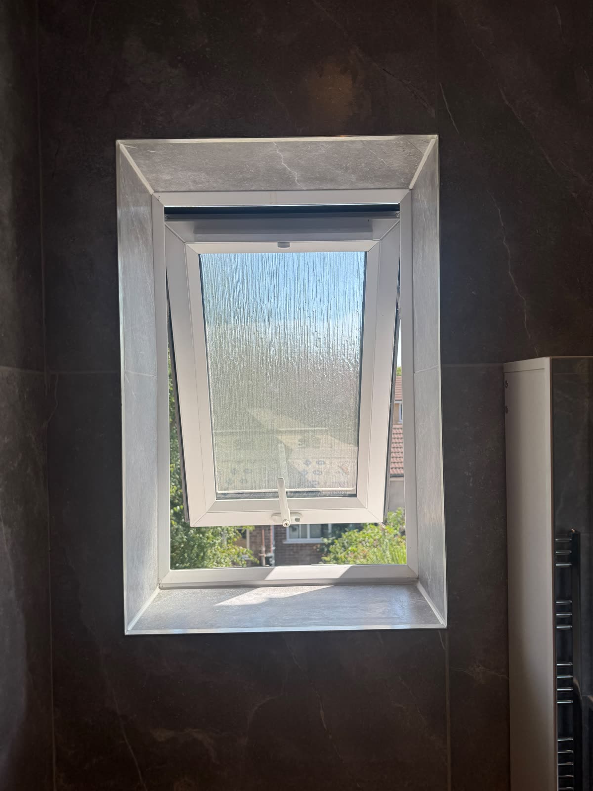Window reveal tiled square in marble-effect porcelain