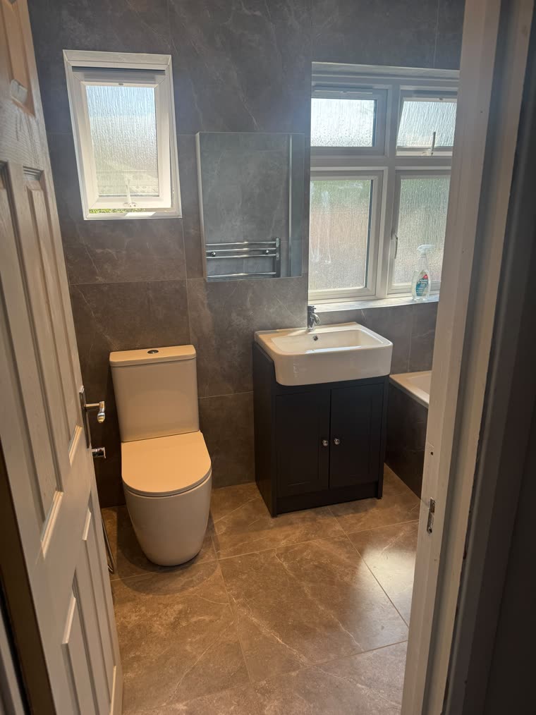 Family bathroom in grey marble-effect porcelain with a navy vanity unit